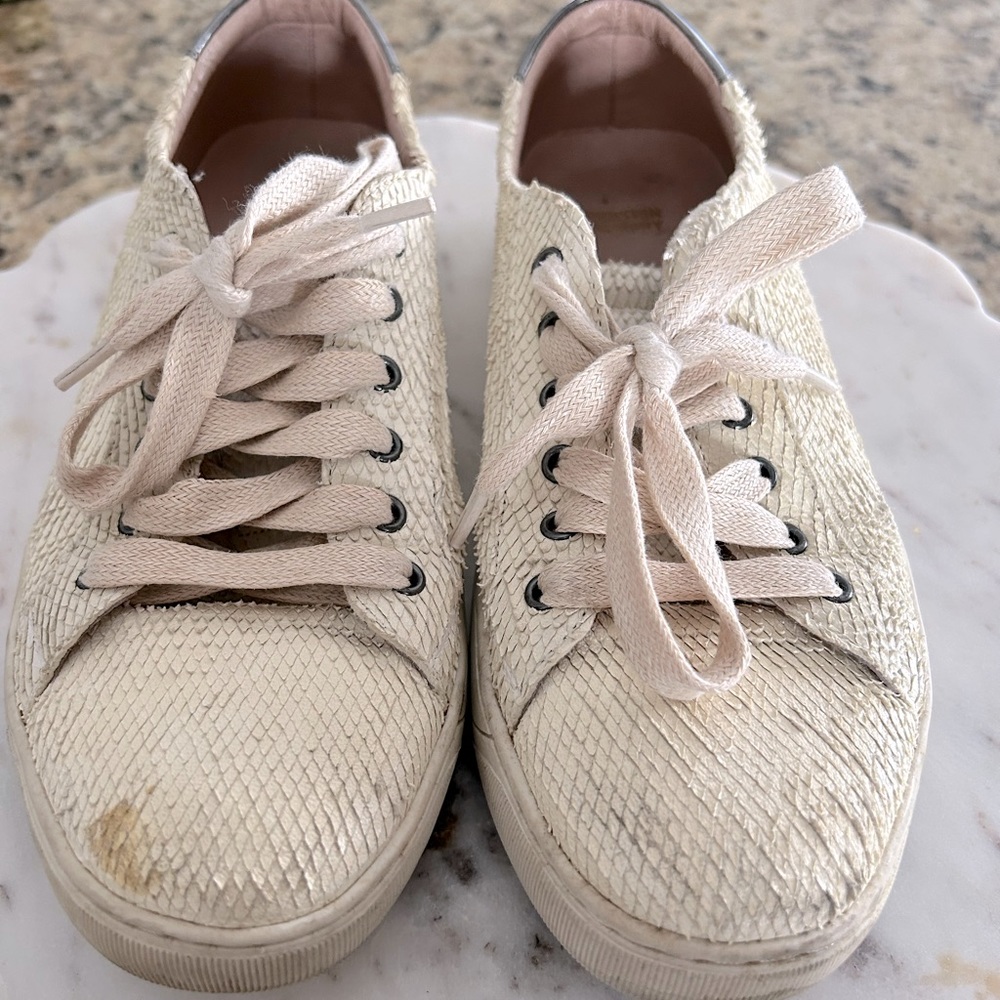 Casual shoes